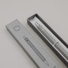 Grauer Druckbleistift in Geschenkbox mit schlichtem Design und Herzmotiv.