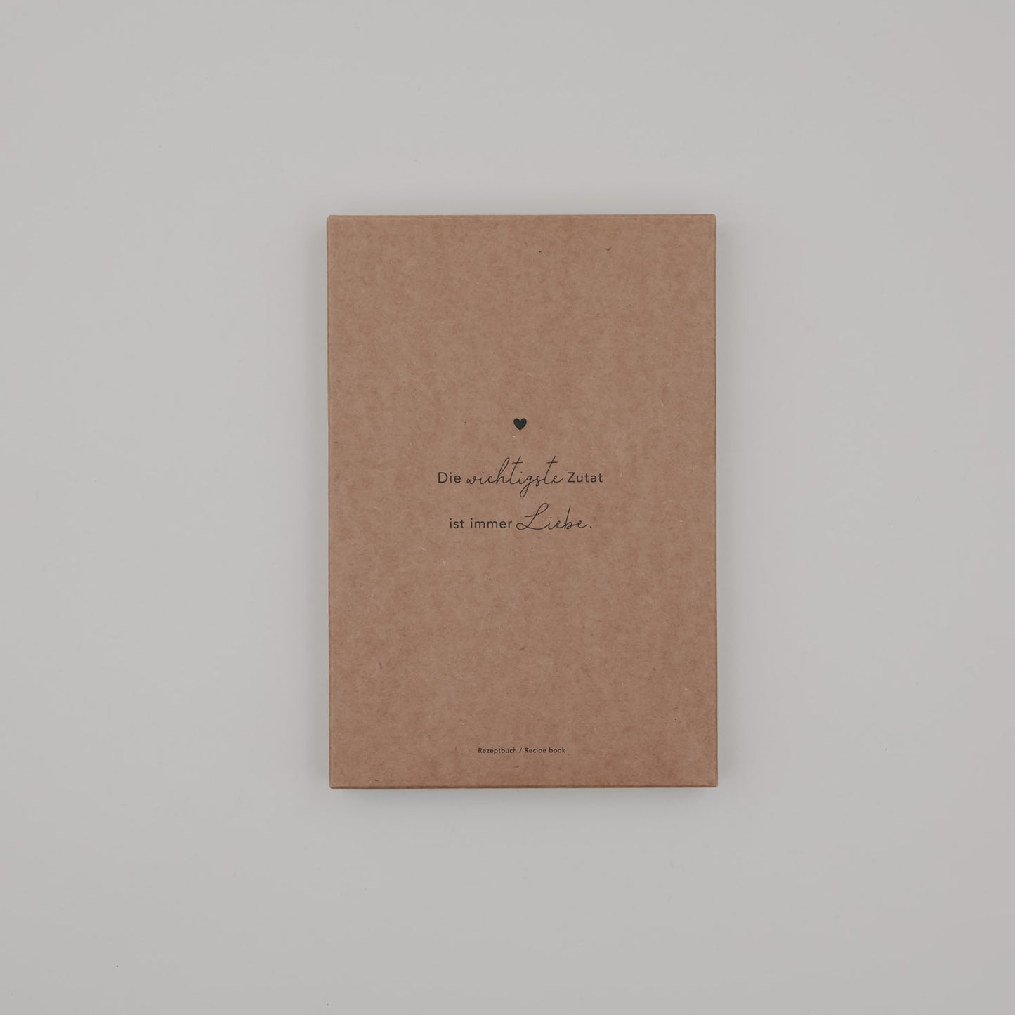 Rezeptbuch „Wichtigste Zutat“ in brauner Verpackung mit Herz und Schriftzug