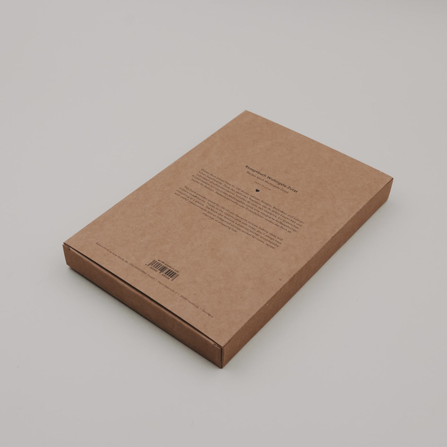 Rückseite der Verpackung des Rezeptbuchs „Wichtigste Zutat“ aus Kraftpapier