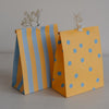 Zwei gelbe Papiertüten mit blauen Punkten und Streifen, Teil des 6er Geschenkbeutel-Sets
