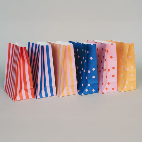 Rückansicht farbenfroher Papier-Geschenktüten im 6er Set mit Streifen- und Punktmuster.