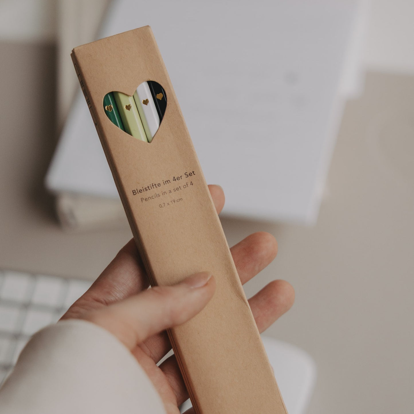 Bleistifte im 4er Set in Verpackung mit Herzfenster in Grün, Weiß und Schwarz