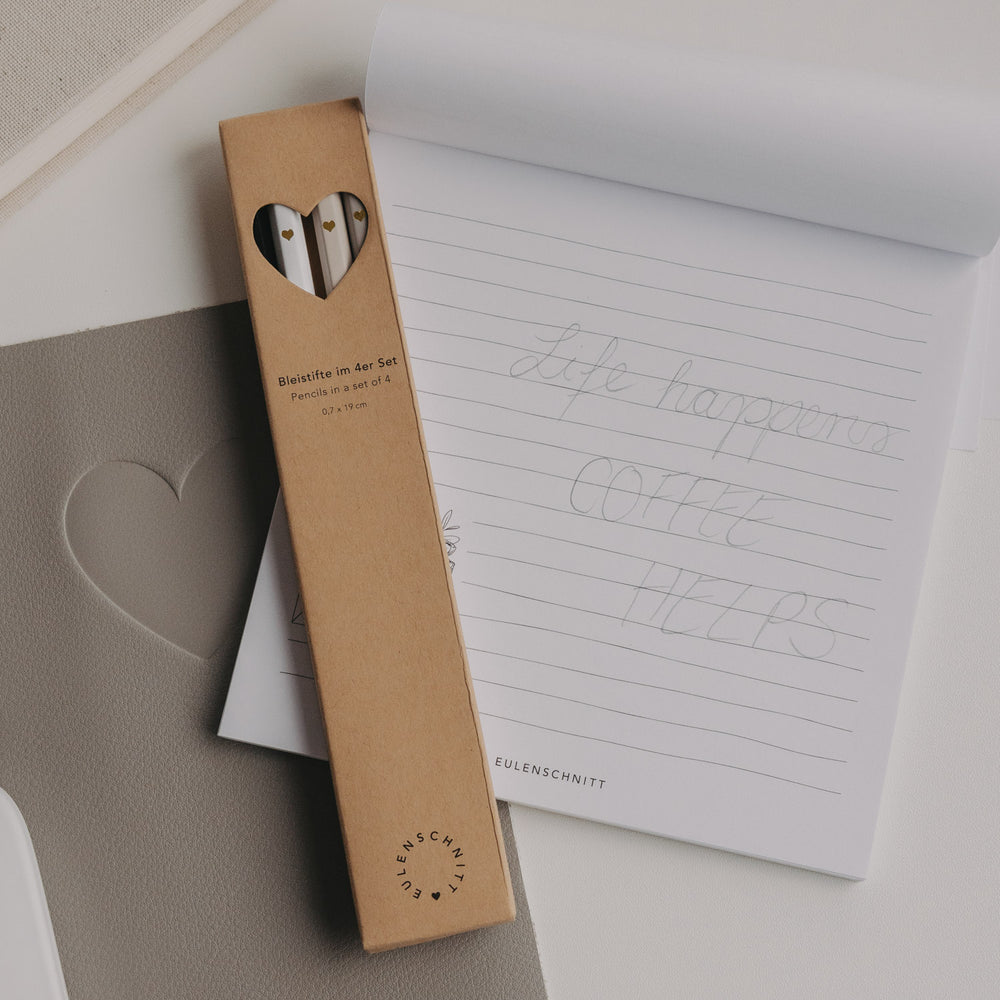 Bleistifte im 4er Set in Verpackung mit Herzfenster auf Notizblock