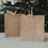 Geschenktüte aus Kraftpapier mit weißer Häuserillustration und Schriftzug „Für dich“ vor Weihnachtsbaum
