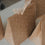 Kraftpapier-Geschenktüte mit weißen Sternen, Holzklammer und dekorativem Zweig