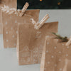 Geschenktüte aus Kraftpapier mit „Für dich“, Häuser-Motiv, Holzklammer und Trockenblumen
