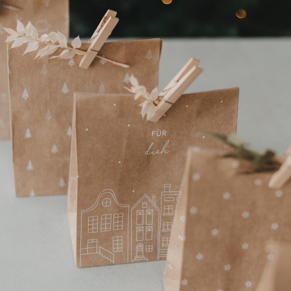 Geschenktüte aus Kraftpapier mit „Für dich“, Häuser-Motiv, Holzklammer und Trockenblumen