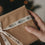 Weihnachtsgeschenk in Kraftpapier mit beigem Geschenkband und Nussknacker-Motiv