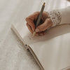 Gepunktetes A5 Notizbuch beim Schreiben mit Stift, Detailansicht der Seite
