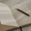 Offenes gepunktetes A5 Notizbuch mit Stift auf einer Seite