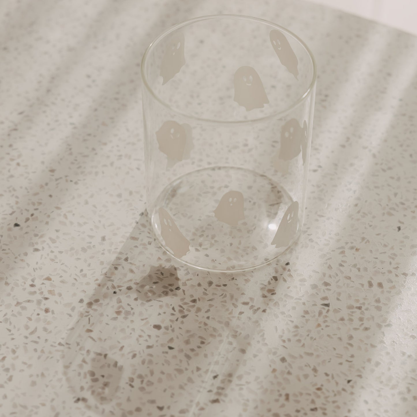 Transparentes Vorratsglas mit weißen Geistermotiven für herbstliche Halloween-Deko