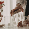Vorratsglas mit weißen Geistermotiven beim Aufsetzen des Holzdeckels