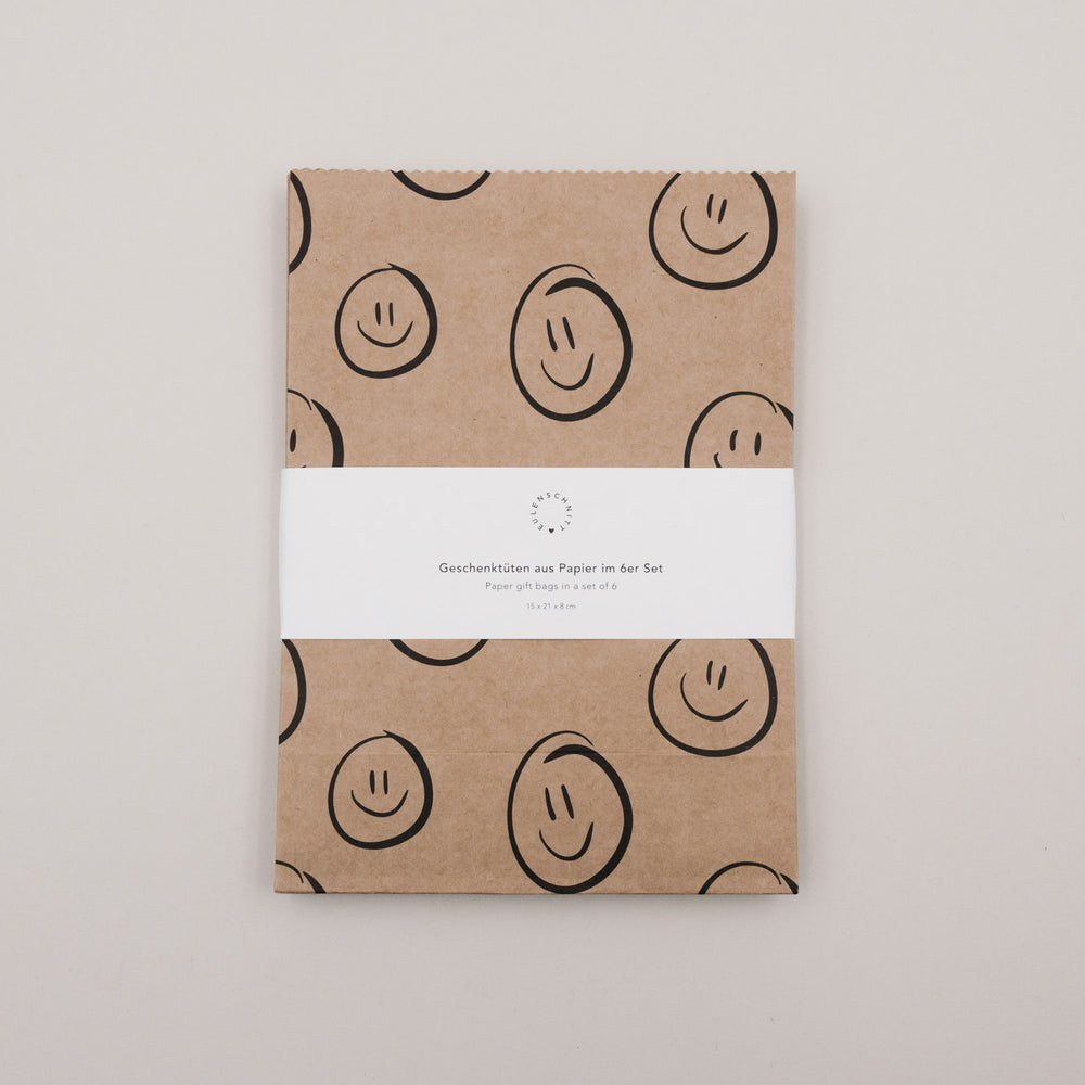 Geschenkbeutel aus Kraftpapier mit Smiley-Motiv im 6er-Set, flach liegend präsentiert